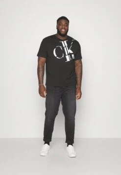 Scattered Logo Tee Regular Fit - Camiseta Estampada - Black -Solid Ventas 162a5a9dce3d4406acc4cf21f4a95065