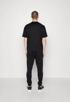 EA7 Emporio Armani Trousers - Pantalones Deportivos - Black 9 EA7 Emporio Armani Trousers - Pantalones Deportivos - Black -Solid Ventas 18aa45fd07d34204b2dd39ca93251f0c