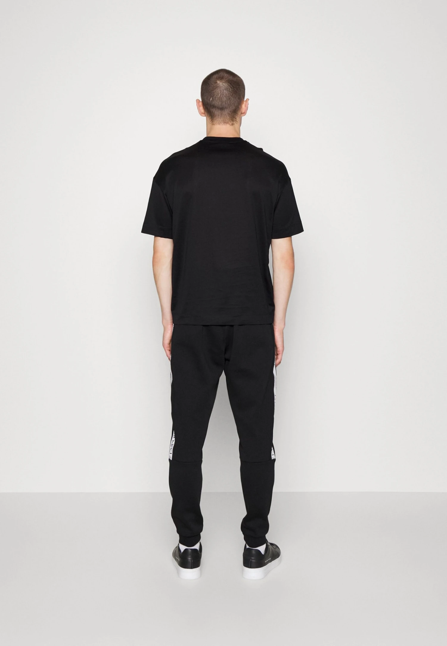 EA7 Emporio Armani Trousers - Pantalones Deportivos - Black 5 EA7 Emporio Armani Trousers - Pantalones Deportivos - Black - Imagen 3