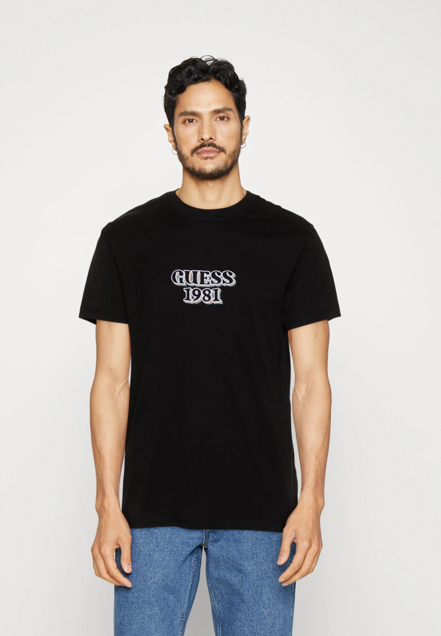 Guess Embro Box Logo Tee - Camiseta Estampada - Jet Black 3 Guess Embro Box Logo Tee - Camiseta Estampada - Jet Black