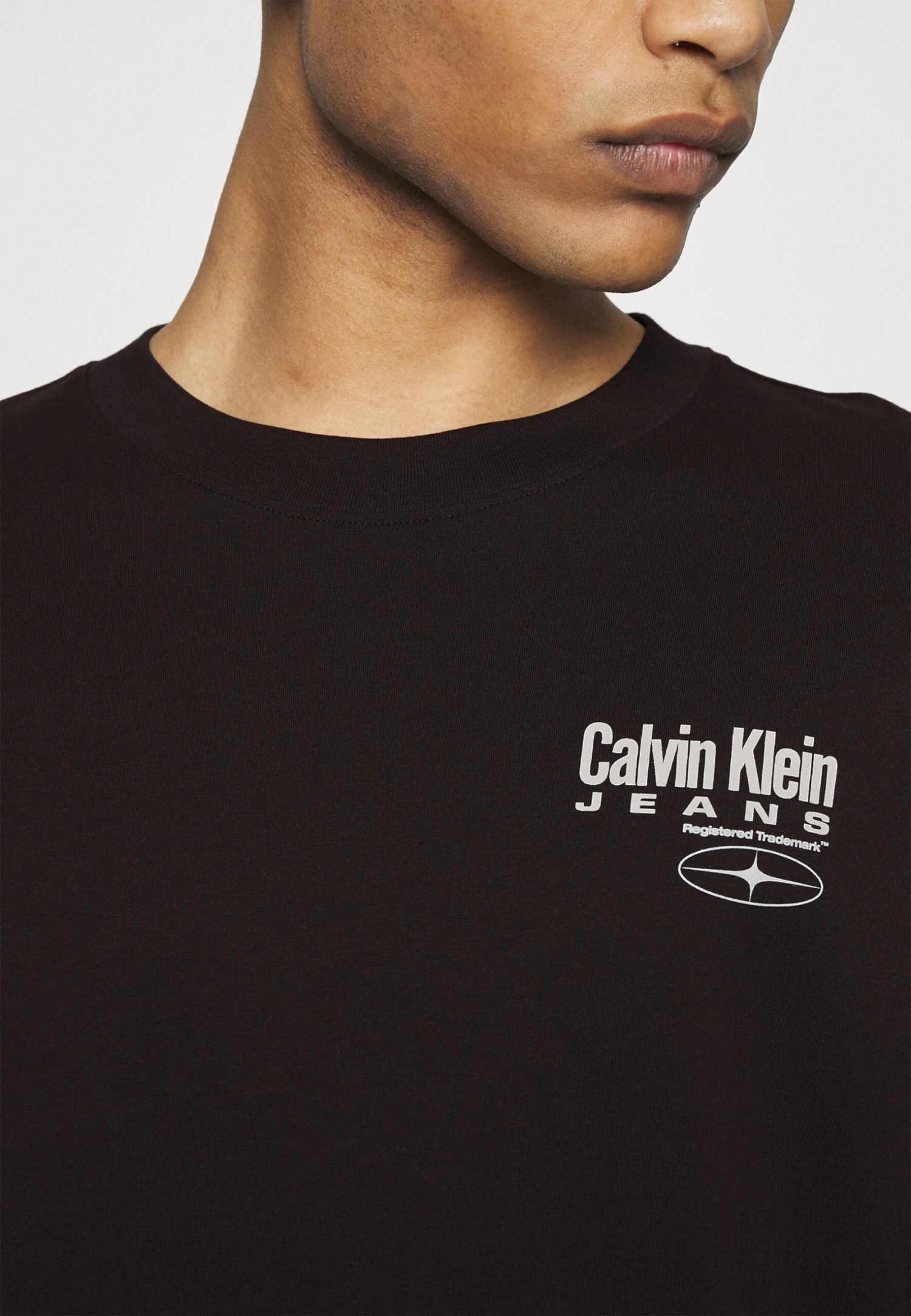 Calvin Klein Jeans Transcendent Back Graphic Tee - Camiseta Estampada - Black 8 Calvin Klein Jeans Transcendent Back Graphic Tee - Camiseta Estampada - Black - Imagen 6