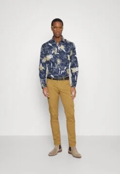 Lindbergh Classic Stretch Belt - Pantalones Chinos - Mid Brown -Solid Ventas 27ea3b6953264f9a9ccc49543016337b