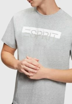 ESPRIT MitLogo-Aufnäher - Camiseta Estampada - Light Grey New 11 ESPRIT MitLogo-Aufnäher - Camiseta Estampada - Light Grey New -Solid Ventas 373247c6d77349df8840cdb5b2b6a021