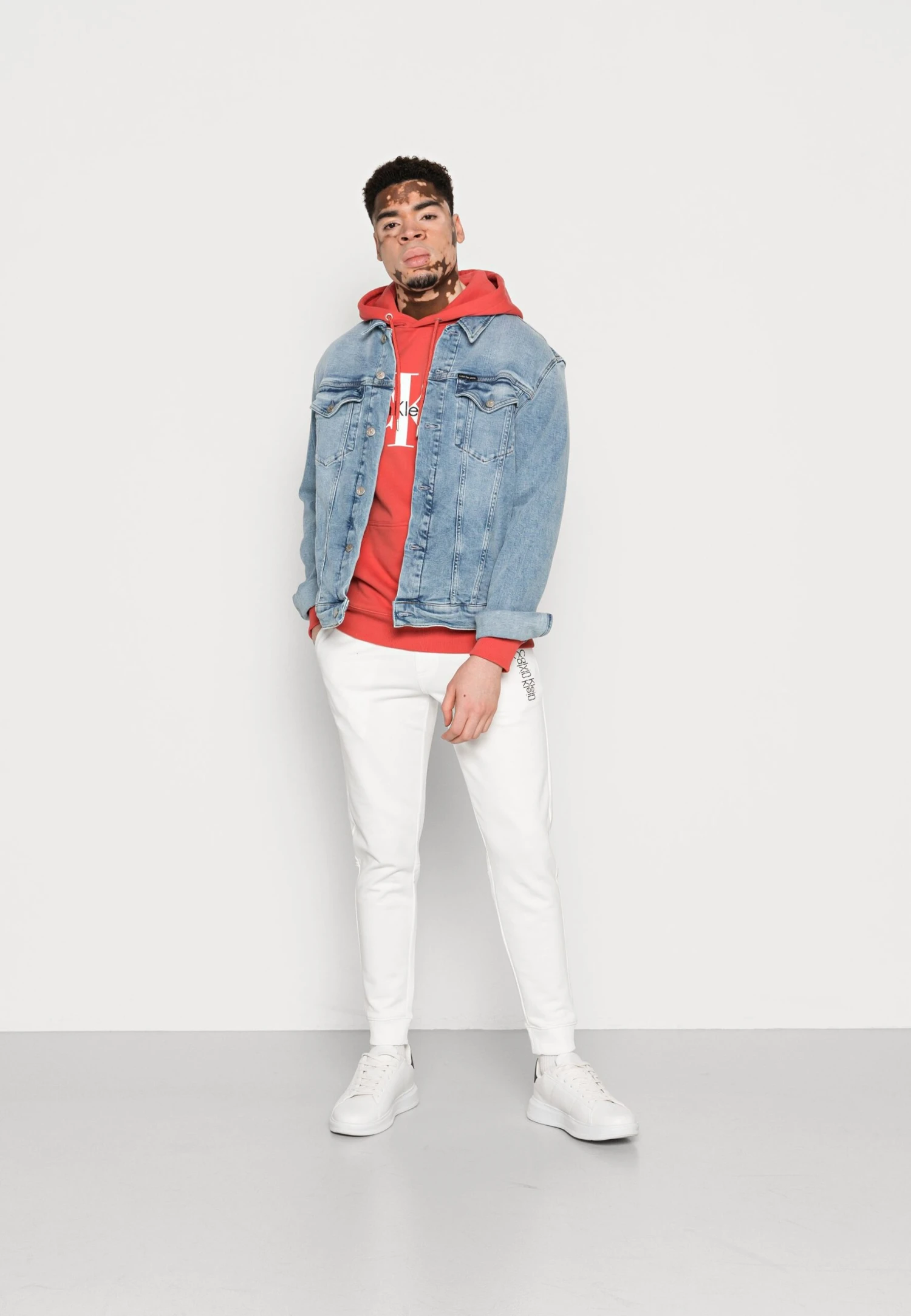 Calvin Klein Jeans Seasonal Monologo Regular- Jersey Con Capucha - Rhubarb Red 4 Calvin Klein Jeans Seasonal Monologo Regular- Jersey Con Capucha - Rhubarb Red - Imagen 2