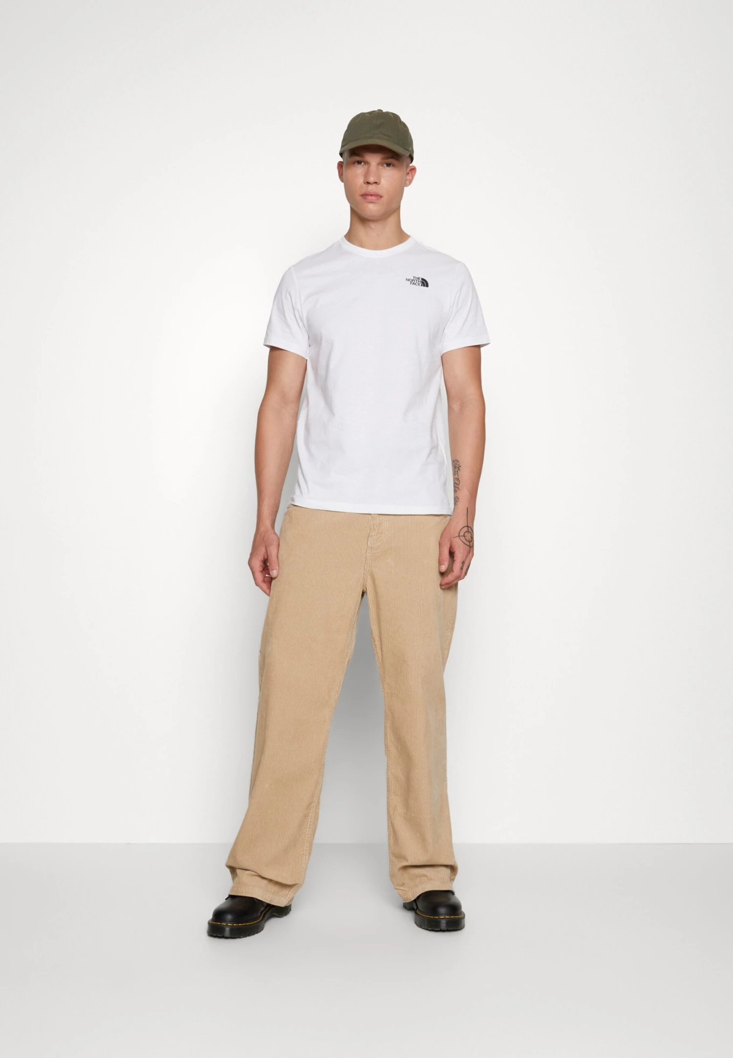 The North Face Mountain Outline Tee - Camiseta Estampada - White/Black 7 The North Face Mountain Outline Tee - Camiseta Estampada - White/Black - Imagen 5