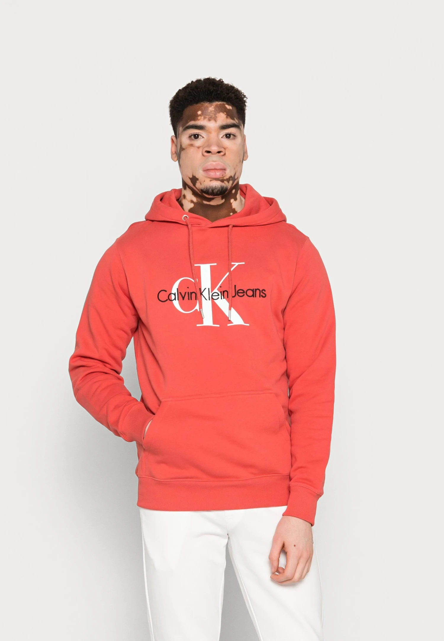 Calvin Klein Jeans Seasonal Monologo Regular- Jersey Con Capucha - Rhubarb Red 3 Calvin Klein Jeans Seasonal Monologo Regular- Jersey Con Capucha - Rhubarb Red