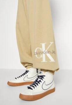Calvin Klein Jeans Archival Monologo Pant - Pantalones Deportivos - Travertine 15 Calvin Klein Jeans Archival Monologo Pant - Pantalones Deportivos - Travertine -Solid Ventas 595d4b6d1203435aa3da1d08a395ce53