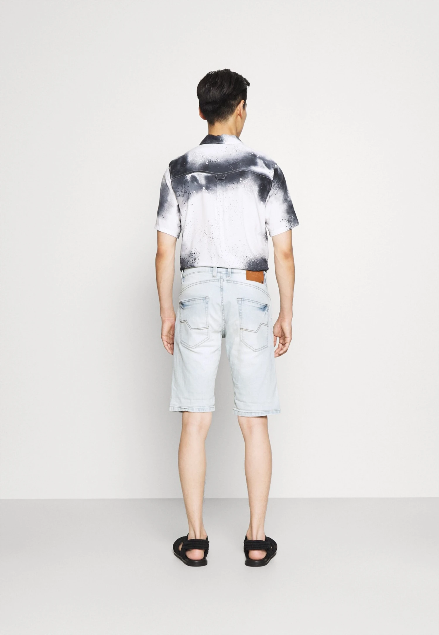 Indicode Jeans Kaden Holes - Shorts Vaqueros - Bleached Denim 5 Indicode Jeans Kaden Holes - Shorts Vaqueros - Bleached Denim - Imagen 3