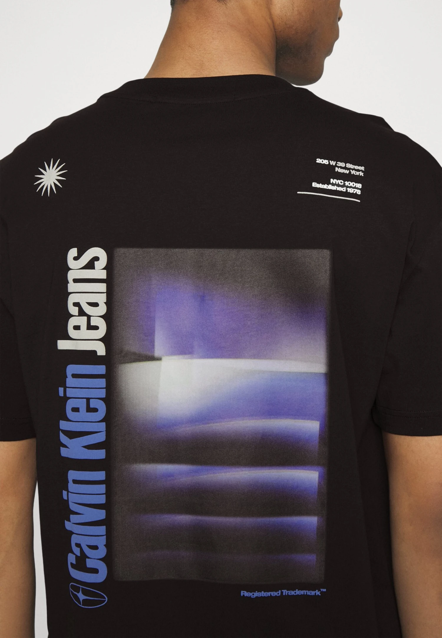 Calvin Klein Jeans Transcendent Back Graphic Tee - Camiseta Estampada - Black 6 Calvin Klein Jeans Transcendent Back Graphic Tee - Camiseta Estampada - Black - Imagen 4