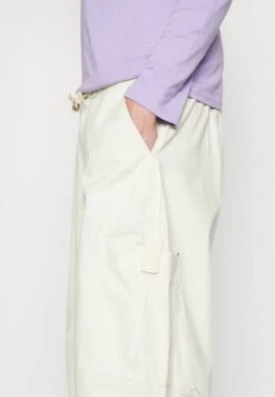 Jaded London Embroidered Scene Oversized Parachute Pants - Pantalones - Stone 13 Jaded London Embroidered Scene Oversized Parachute Pants - Pantalones - Stone -Solid Ventas 9252ba499b7c4d5fb721cfceb58a95f7