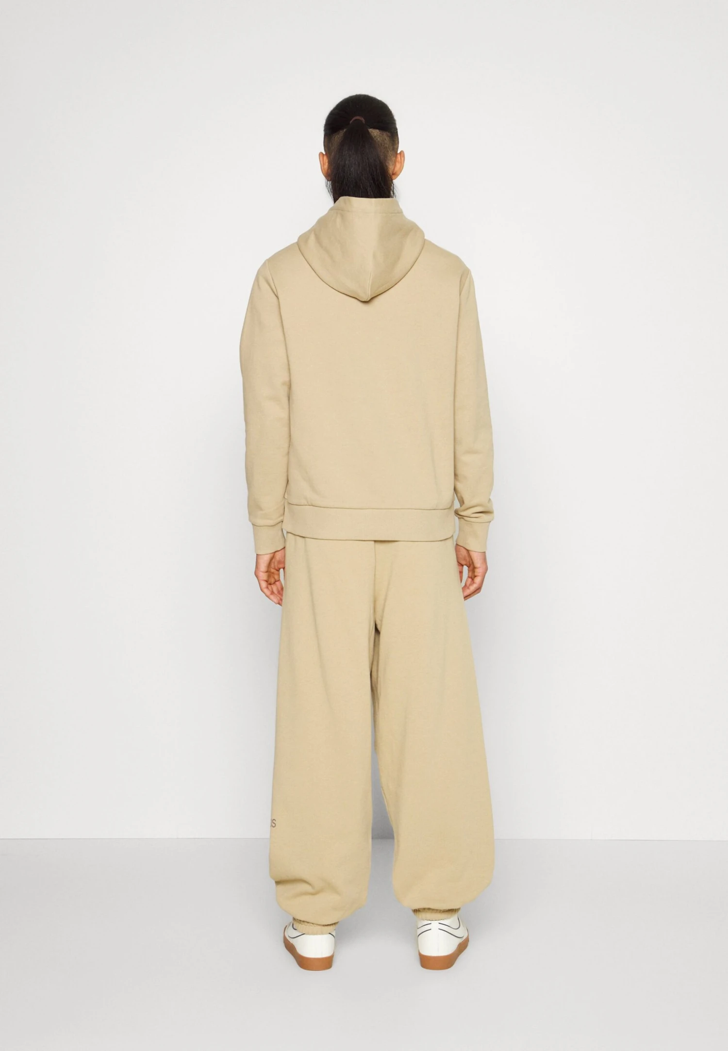 Calvin Klein Jeans Archival Monologo Pant - Pantalones Deportivos - Travertine 6 Calvin Klein Jeans Archival Monologo Pant - Pantalones Deportivos - Travertine - Imagen 4