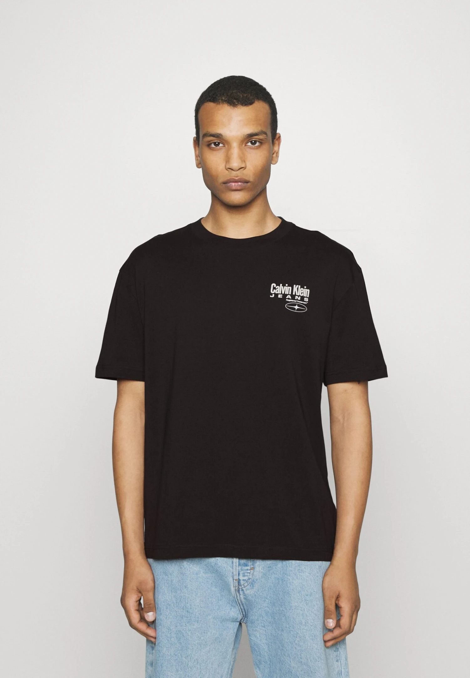 Calvin Klein Jeans Transcendent Back Graphic Tee - Camiseta Estampada - Black 5 Calvin Klein Jeans Transcendent Back Graphic Tee - Camiseta Estampada - Black - Imagen 3