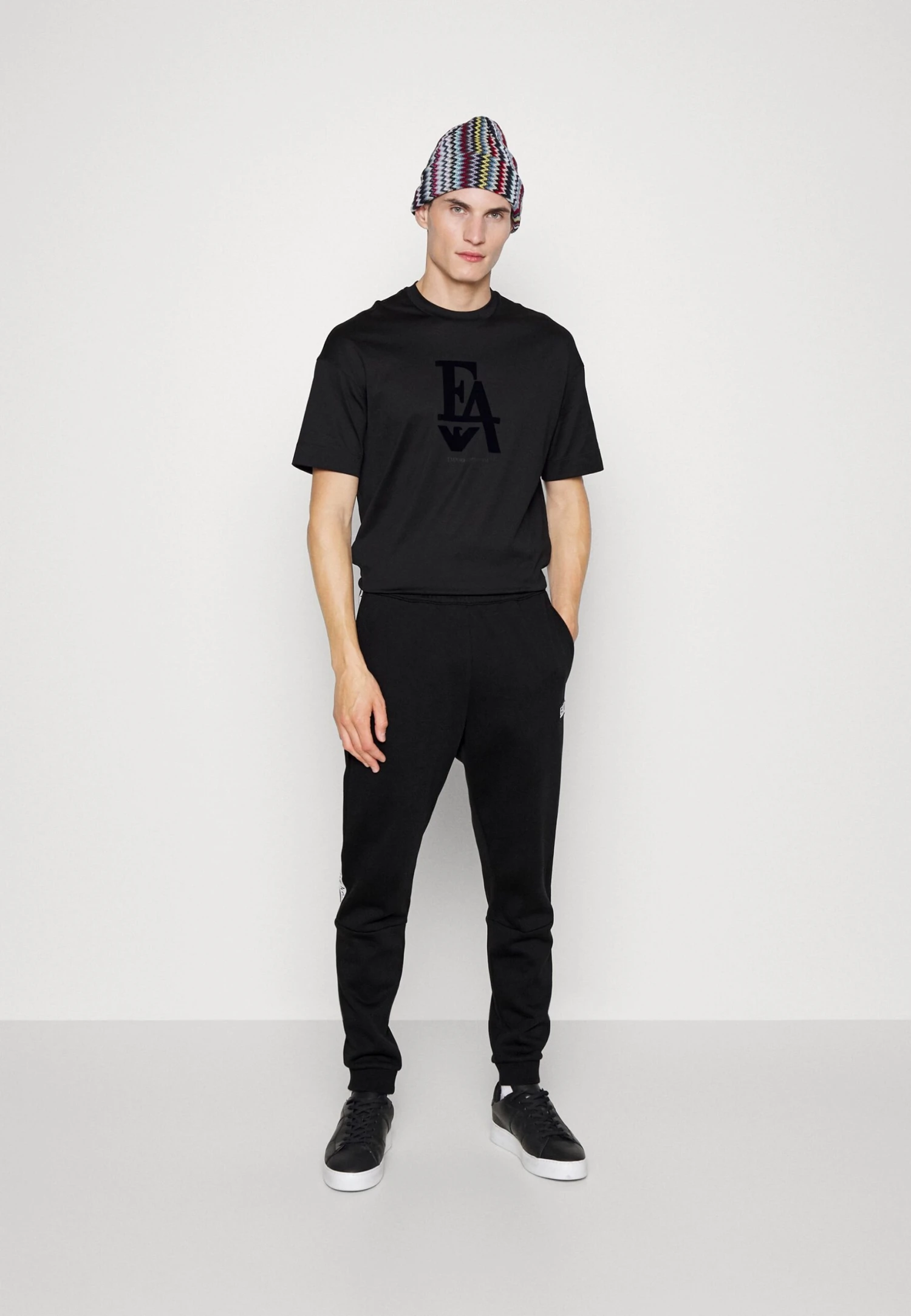 EA7 Emporio Armani Trousers - Pantalones Deportivos - Black 4 EA7 Emporio Armani Trousers - Pantalones Deportivos - Black - Imagen 2