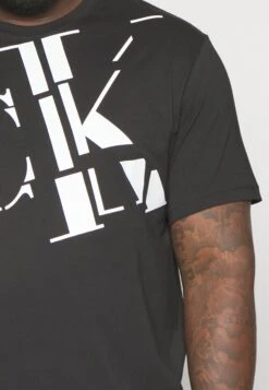 Scattered Logo Tee Regular Fit - Camiseta Estampada - Black -Solid Ventas b76e2549e5ee430c9015f3778fabbfee