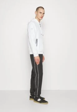 EA7 Emporio Armani Tracksuit - Chándal - White/Black -Solid Ventas c98854c2200d48b088b05664b6d7e66e