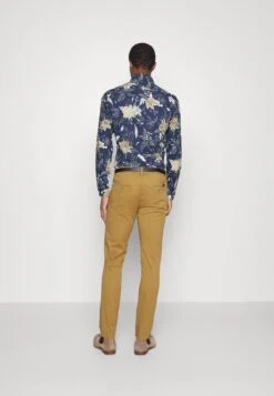 Lindbergh Classic Stretch Belt - Pantalones Chinos - Mid Brown -Solid Ventas cb9f44d2b899420b8ae46dea662ef330