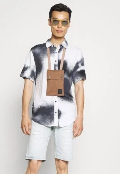 Indicode Jeans Kaden Holes - Shorts Vaqueros - Bleached Denim 11 Indicode Jeans Kaden Holes - Shorts Vaqueros - Bleached Denim -Solid Ventas ce374ce8dec1451e9f09b4bc486eb8a0