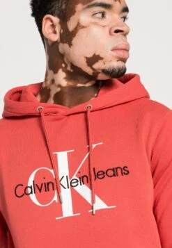 Calvin Klein Jeans Seasonal Monologo Regular- Jersey Con Capucha - Rhubarb Red 11 Calvin Klein Jeans Seasonal Monologo Regular- Jersey Con Capucha - Rhubarb Red -Solid Ventas d77c83343f9c4a64b18ac74281de45dc
