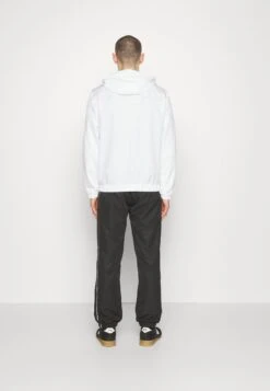 EA7 Emporio Armani Tracksuit - Chándal - White/Black -Solid Ventas d811429e22c849f284a198bd204976b9