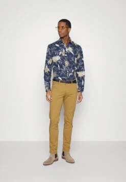 Lindbergh Classic Stretch Belt - Pantalones Chinos - Mid Brown -Solid Ventas dc2e4ec5c41a424e8d37f747ec1467c2