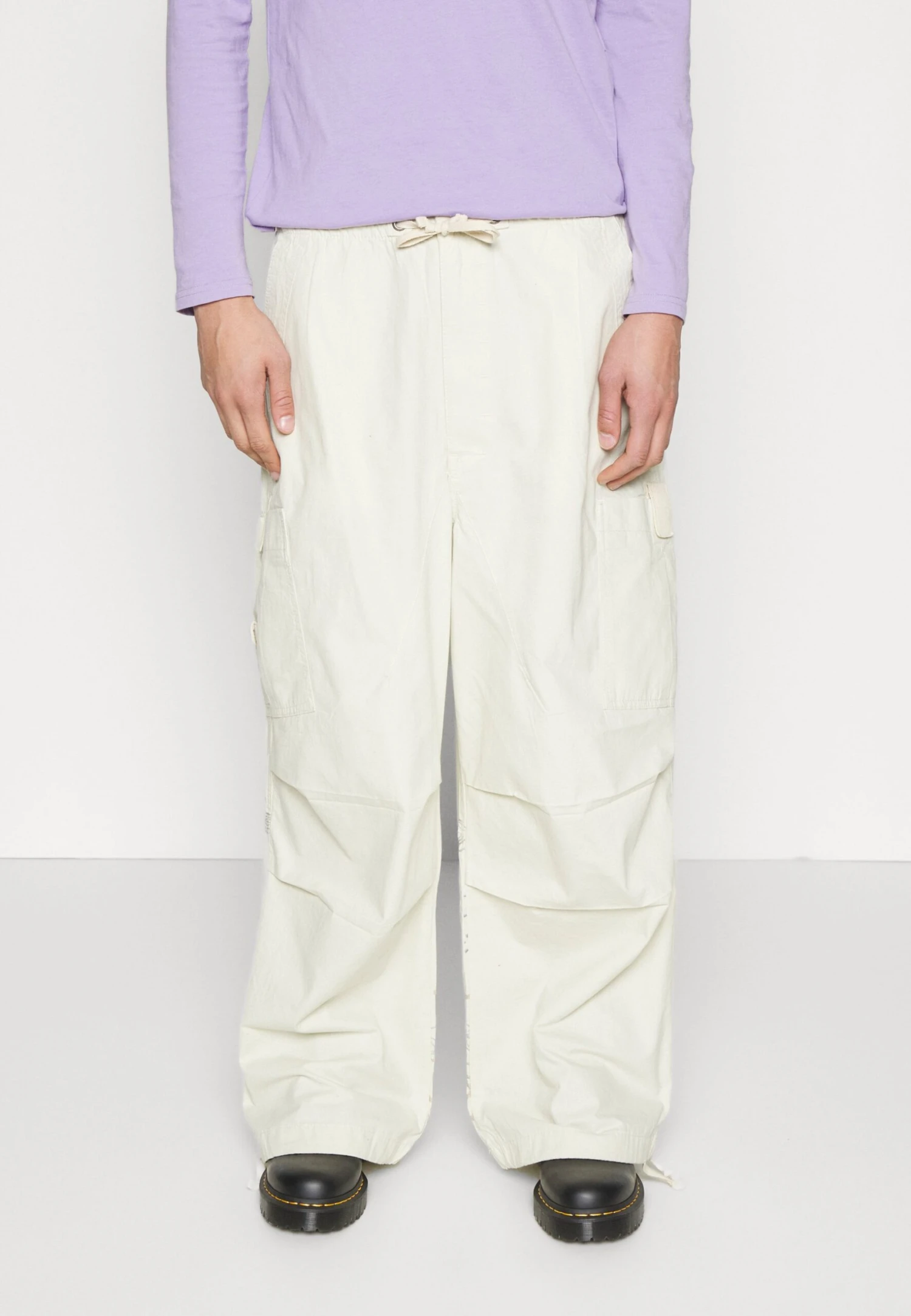 Jaded London Embroidered Scene Oversized Parachute Pants - Pantalones - Stone 6 Jaded London Embroidered Scene Oversized Parachute Pants - Pantalones - Stone - Imagen 4