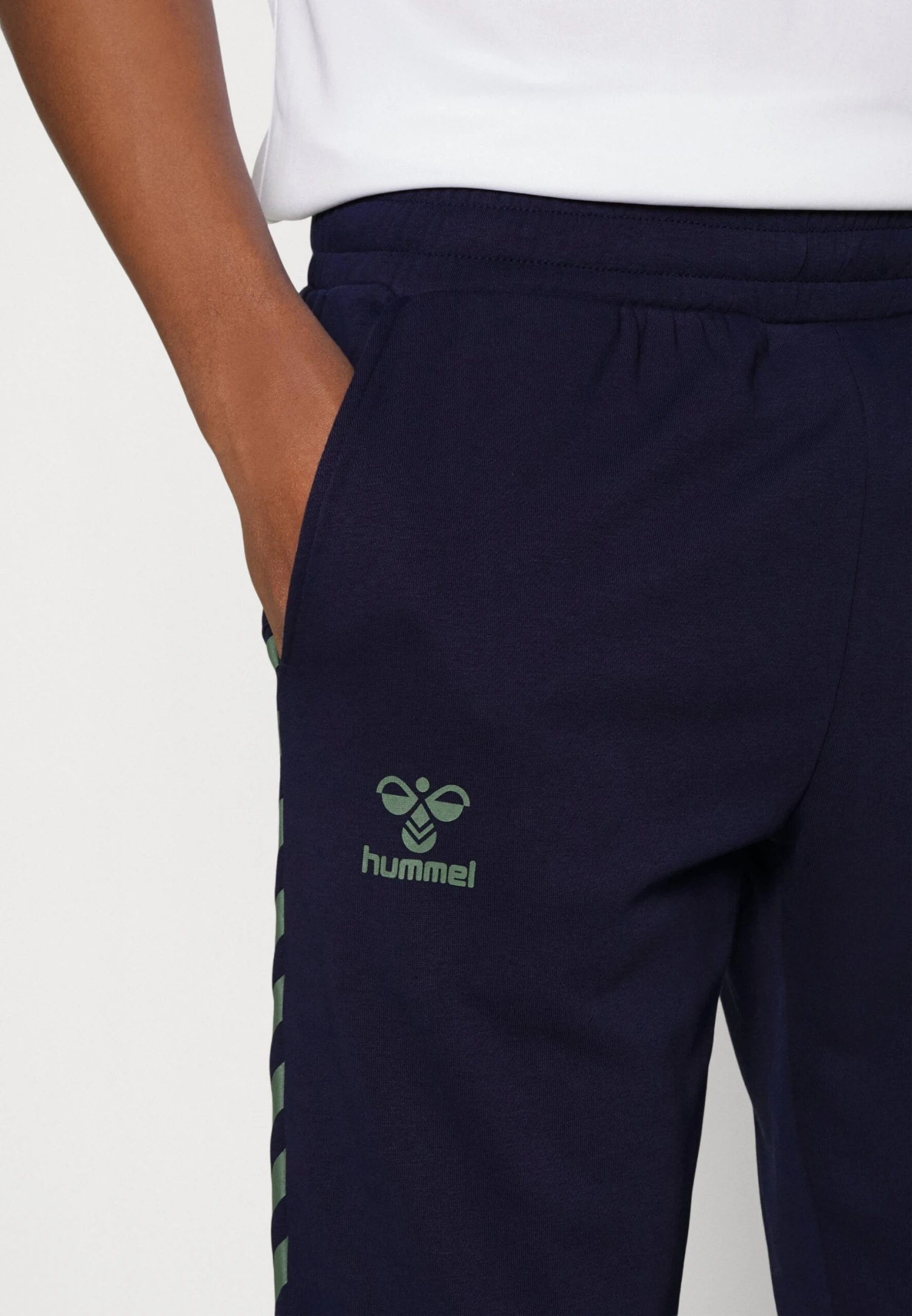 Hummel Staltic Pants - Pantalones Deportivos - Marine/Duck Green 7 Hummel Staltic Pants - Pantalones Deportivos - Marine/Duck Green - Imagen 5