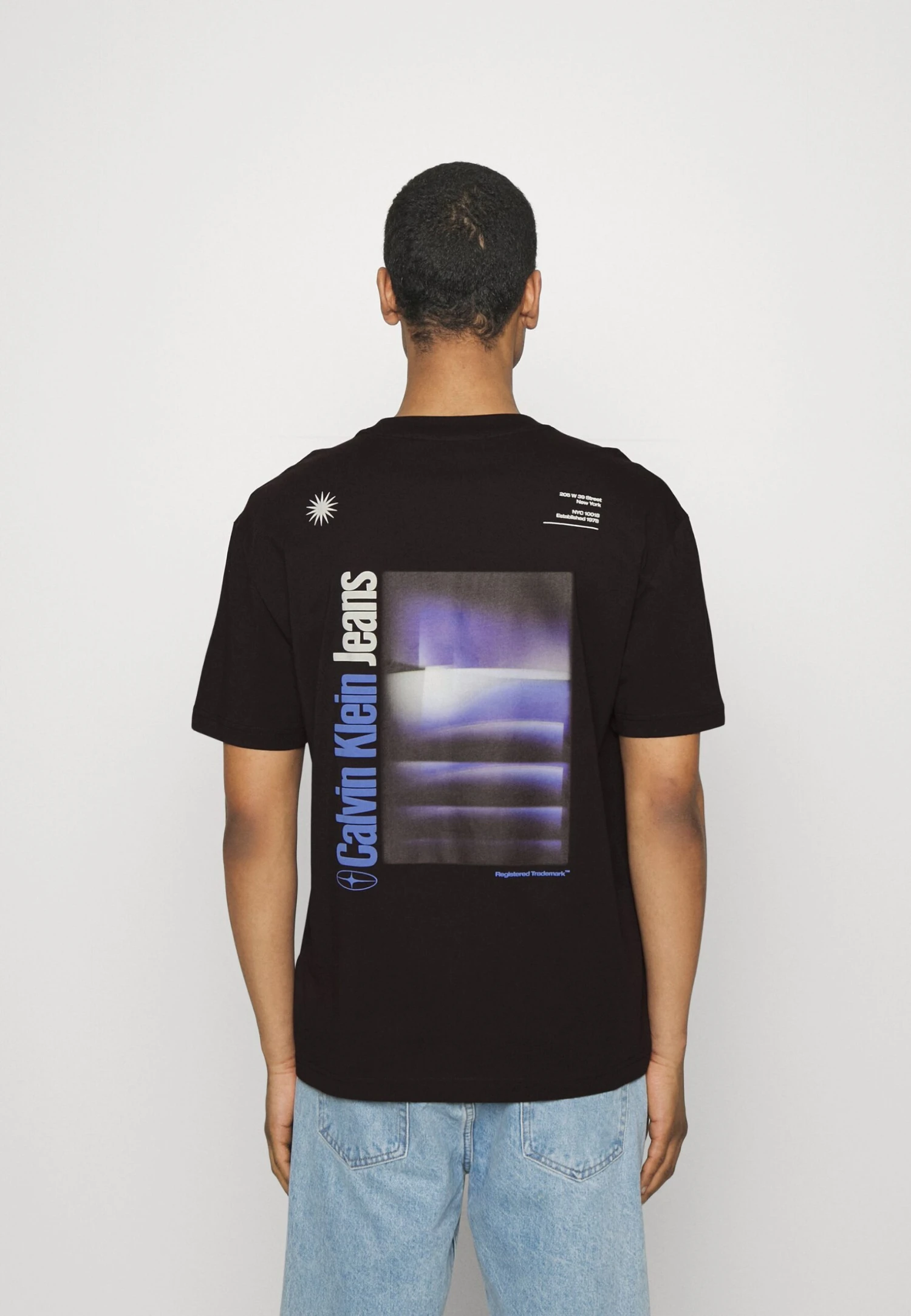 Calvin Klein Jeans Transcendent Back Graphic Tee - Camiseta Estampada - Black 3 Calvin Klein Jeans Transcendent Back Graphic Tee - Camiseta Estampada - Black