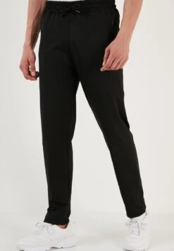 Regular Fit Set - Chándal - Black 12 Regular Fit Set - Chándal - Black -Solid Ventas e436a9e0fe5c4d77bd464b0522d56d20