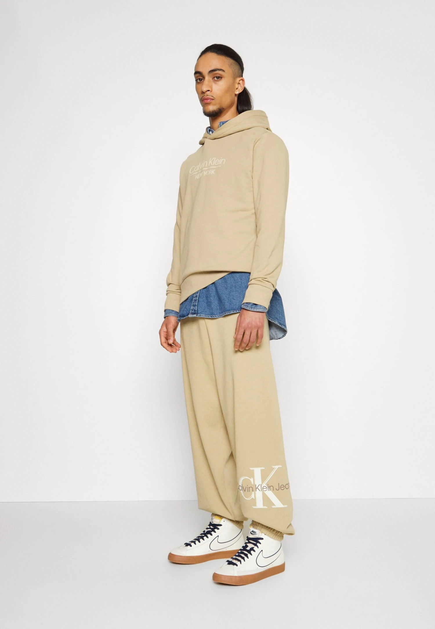 Calvin Klein Jeans Archival Monologo Pant - Pantalones Deportivos - Travertine 7 Calvin Klein Jeans Archival Monologo Pant - Pantalones Deportivos - Travertine - Imagen 5