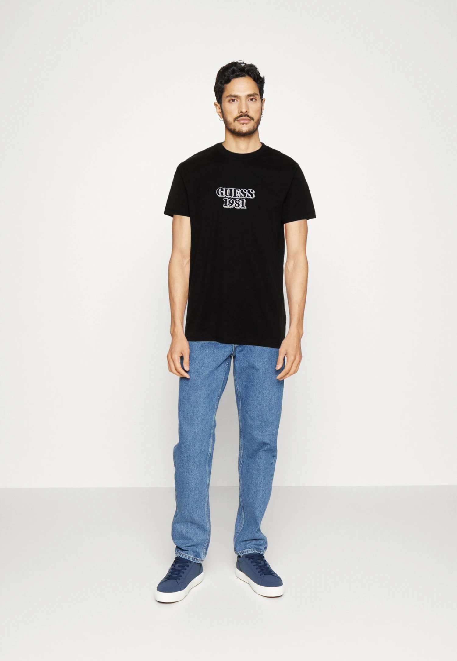 Guess Embro Box Logo Tee - Camiseta Estampada - Jet Black 4 Guess Embro Box Logo Tee - Camiseta Estampada - Jet Black - Imagen 2